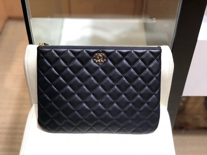 CHANEL 샤넬 레더 클러치백 CHAB1240